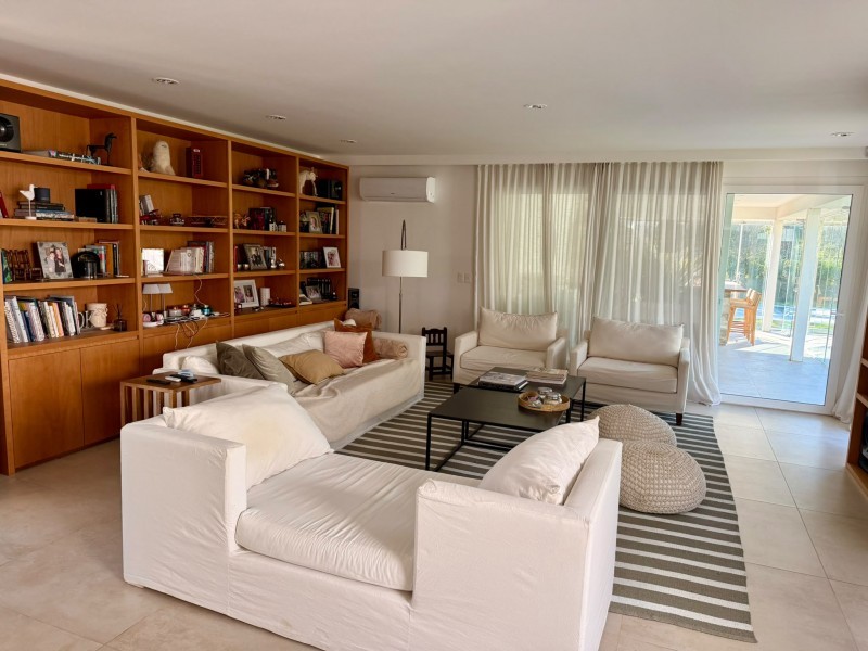 Casa en venta y alquiler en Laguna Blanca con piscina